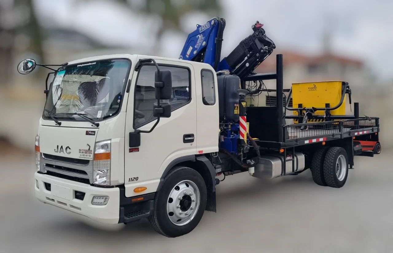 JAC 1120 crane truck with Fassi F110B.0.25 crane and aerial work bucket — DILEXSA bucket truck rental in Guayaquil