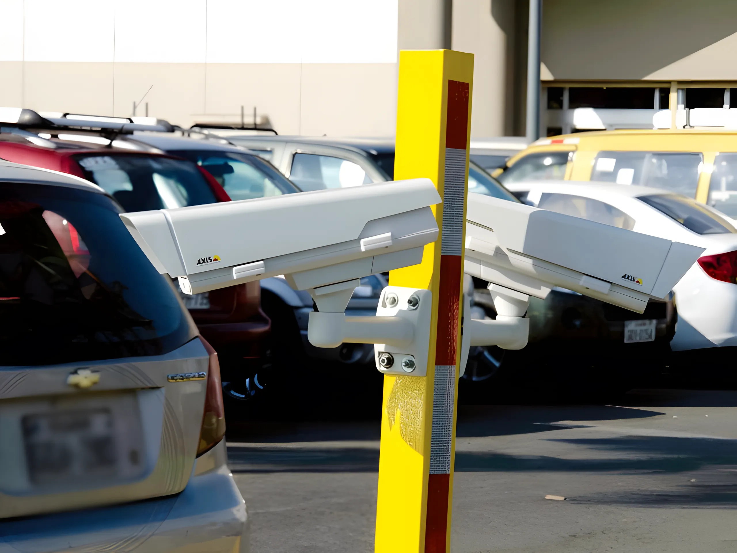 Cámaras Axis instaladas por DILEXSA en estacionamiento corporativo de Guayaquil — CCTV con analítica de video